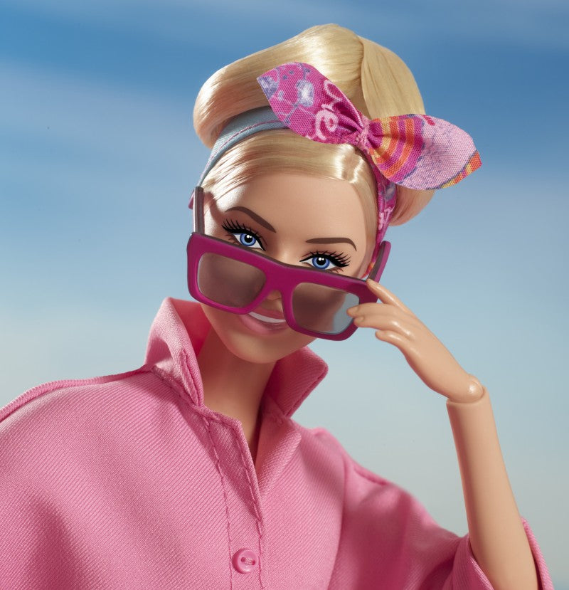 Barbie v růžovém filmovém overalu