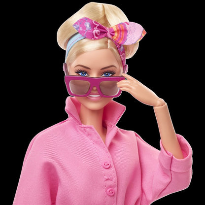 Barbie v růžovém filmovém overalu