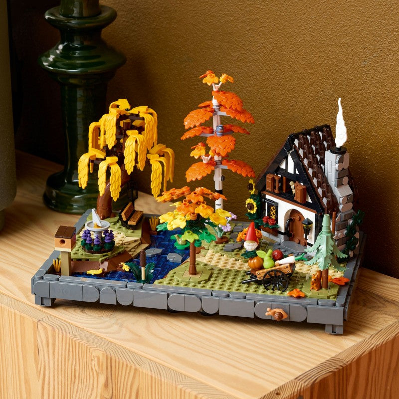 LEGO® Icons 11372 Chata a podzimní zahrada
