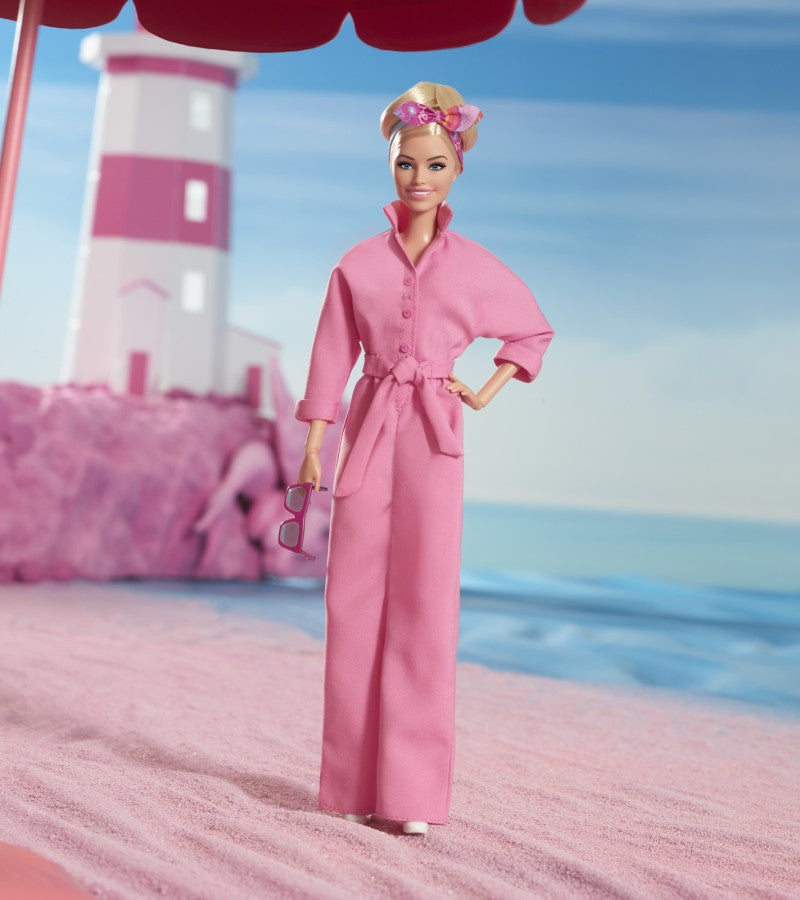 Barbie v růžovém filmovém overalu