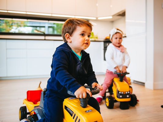 Odstrkovadlo traktor JCB žluté s volantem a valníkem