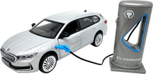 Škoda Superb IV Combi Stříbrně šedá + nabíjecí stanice 1:35