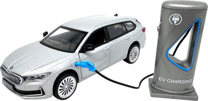 Škoda Superb IV Combi Stříbrně šedá + nabíjecí stanice 1:35