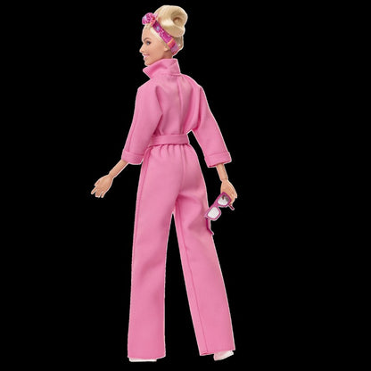 Barbie v růžovém filmovém overalu