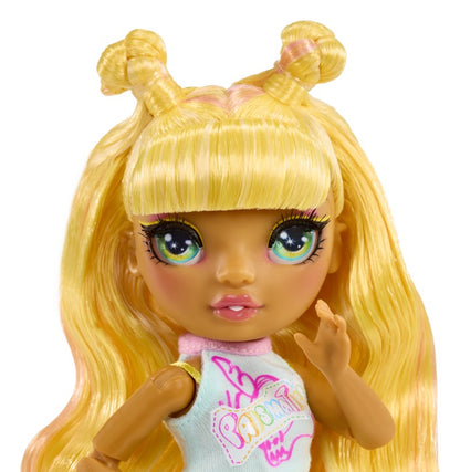 Rainbow High Junior Fashion panenka v rockové kapele - Sunny