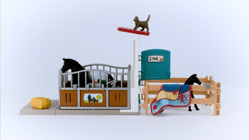schleich® Horse Club 42611 Box pro koně s klisnou a hříbětem