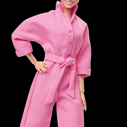 Barbie v růžovém filmovém overalu