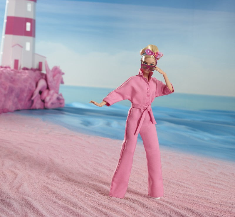 Barbie v růžovém filmovém overalu