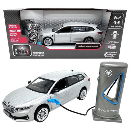 Škoda Superb IV Combi Stříbrně šedá + nabíjecí stanice 1:35