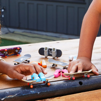 Hot Wheels fingerboard a boty Skeletos