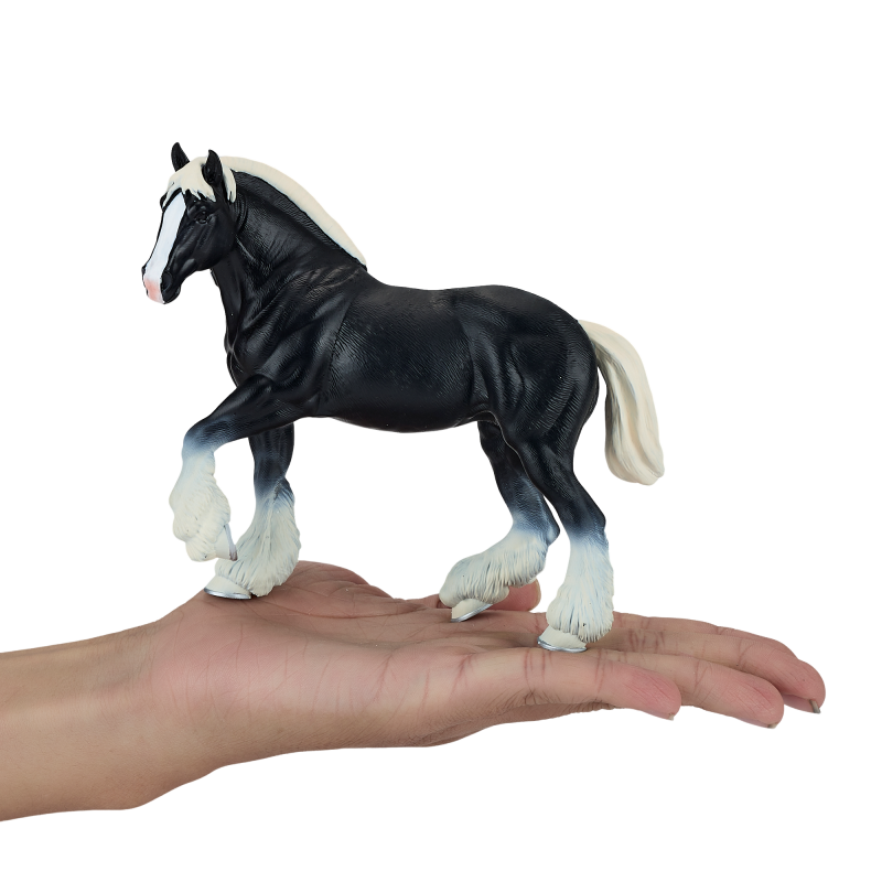 Kůň Clydesdale černý figurka