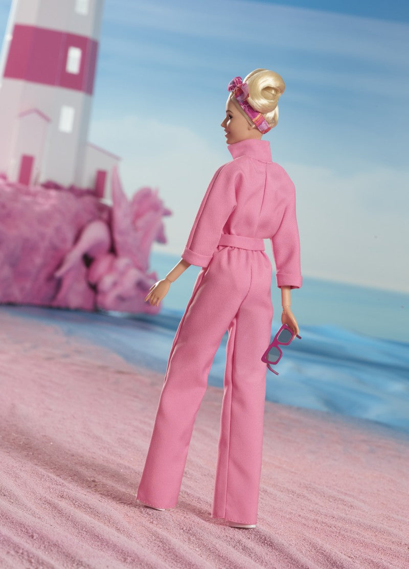 Barbie v růžovém filmovém overalu