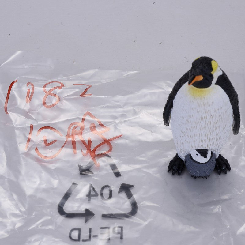 Tučňák císařský s mládětem figurka