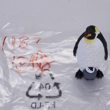 Tučňák císařský s mládětem figurka