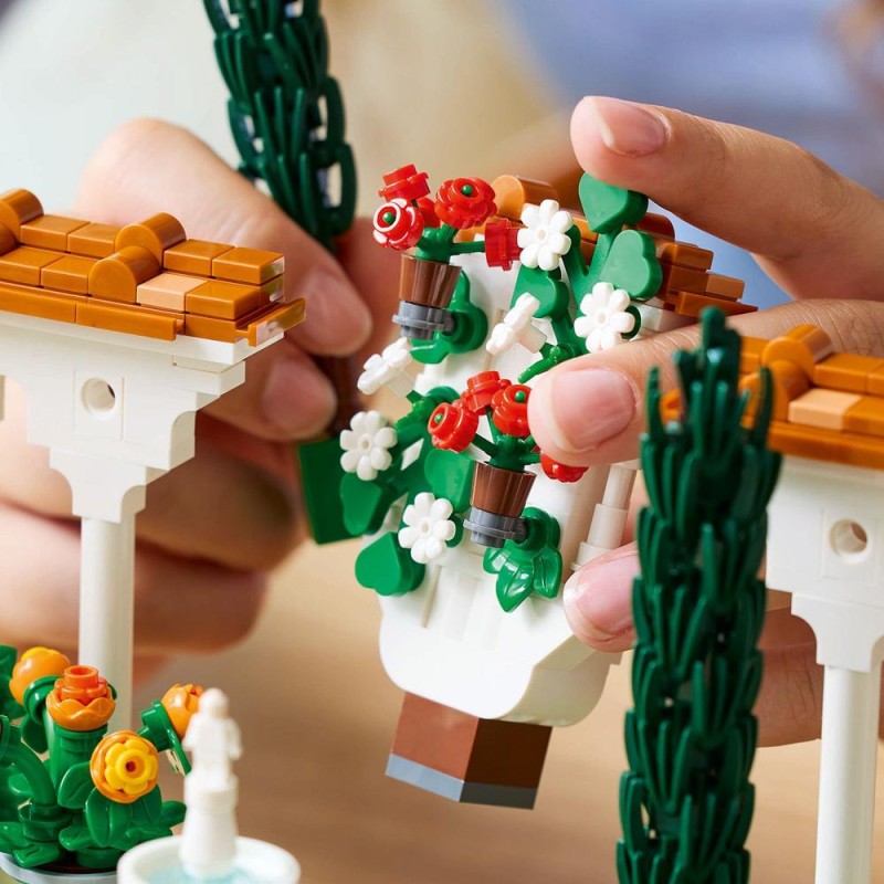 LEGO® Icons 10359 Zahrada s fontánou