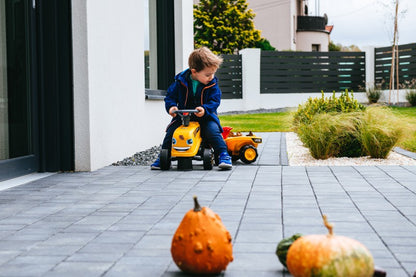 Odstrkovadlo traktor JCB žluté s volantem a valníkem