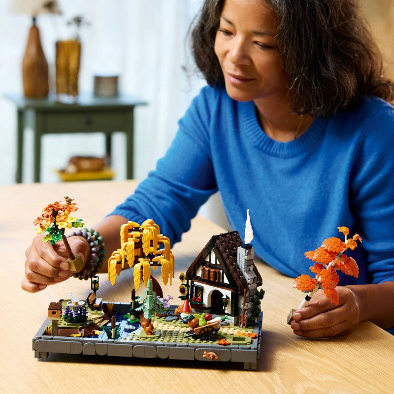 LEGO® Icons 11372 Chata a podzimní zahrada