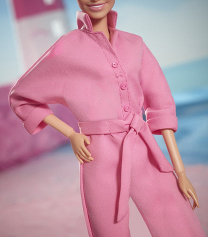 Barbie v růžovém filmovém overalu