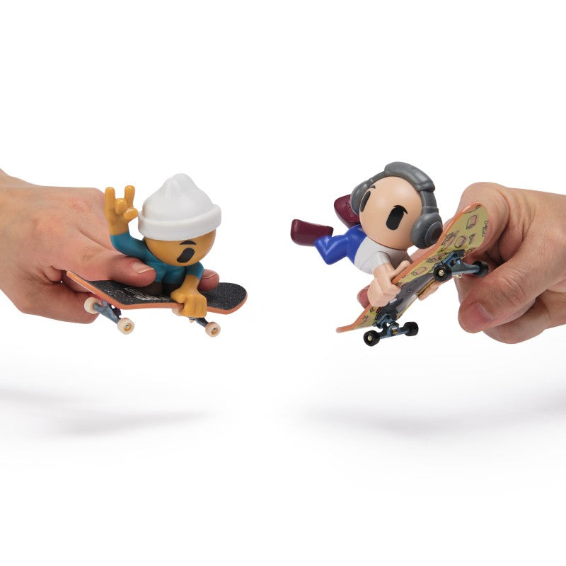 Tech Deck sk8 crew fingerboard s figurkou dvojbalení bílá čepice a šedá sluchátka