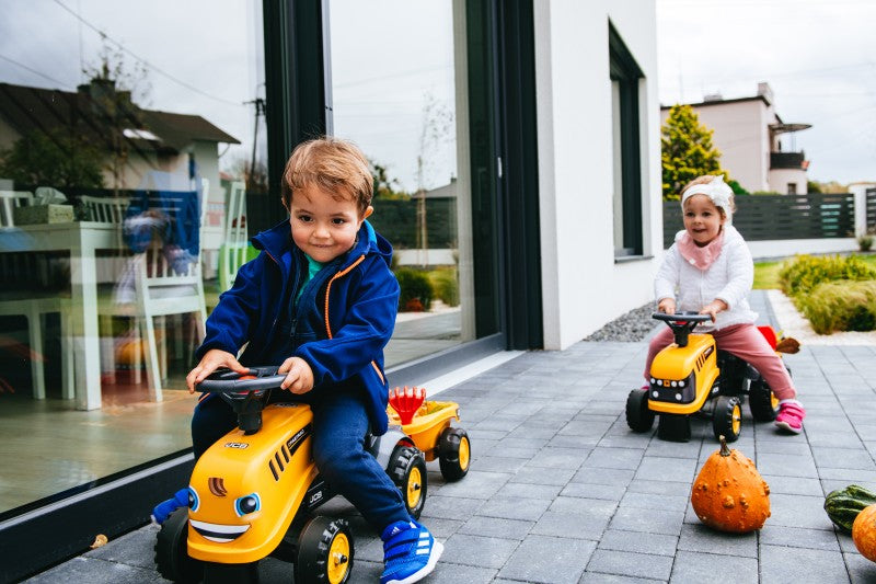 Odstrkovadlo traktor JCB žluté s volantem a valníkem