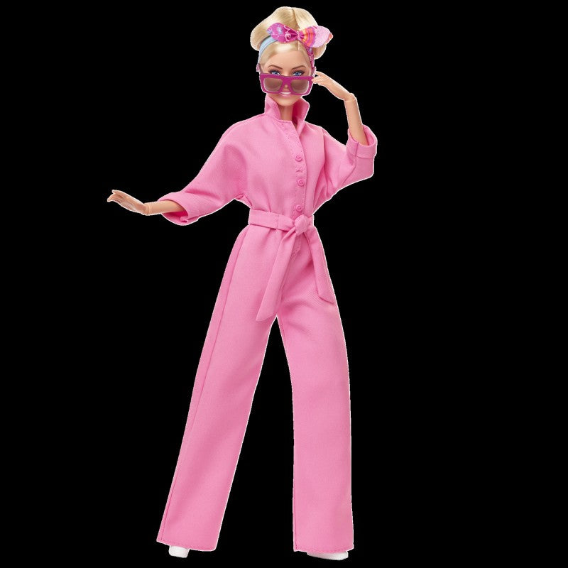 Barbie v růžovém filmovém overalu